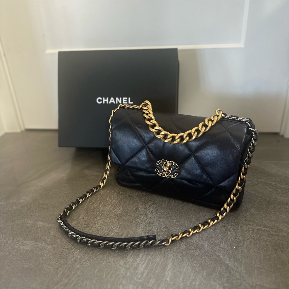 **NAVY BLUE** Classic Chanel 19 - M/L